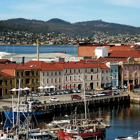 The Henry Jones Art Hotel Hobart Exterior foto The battery, with the city in the background