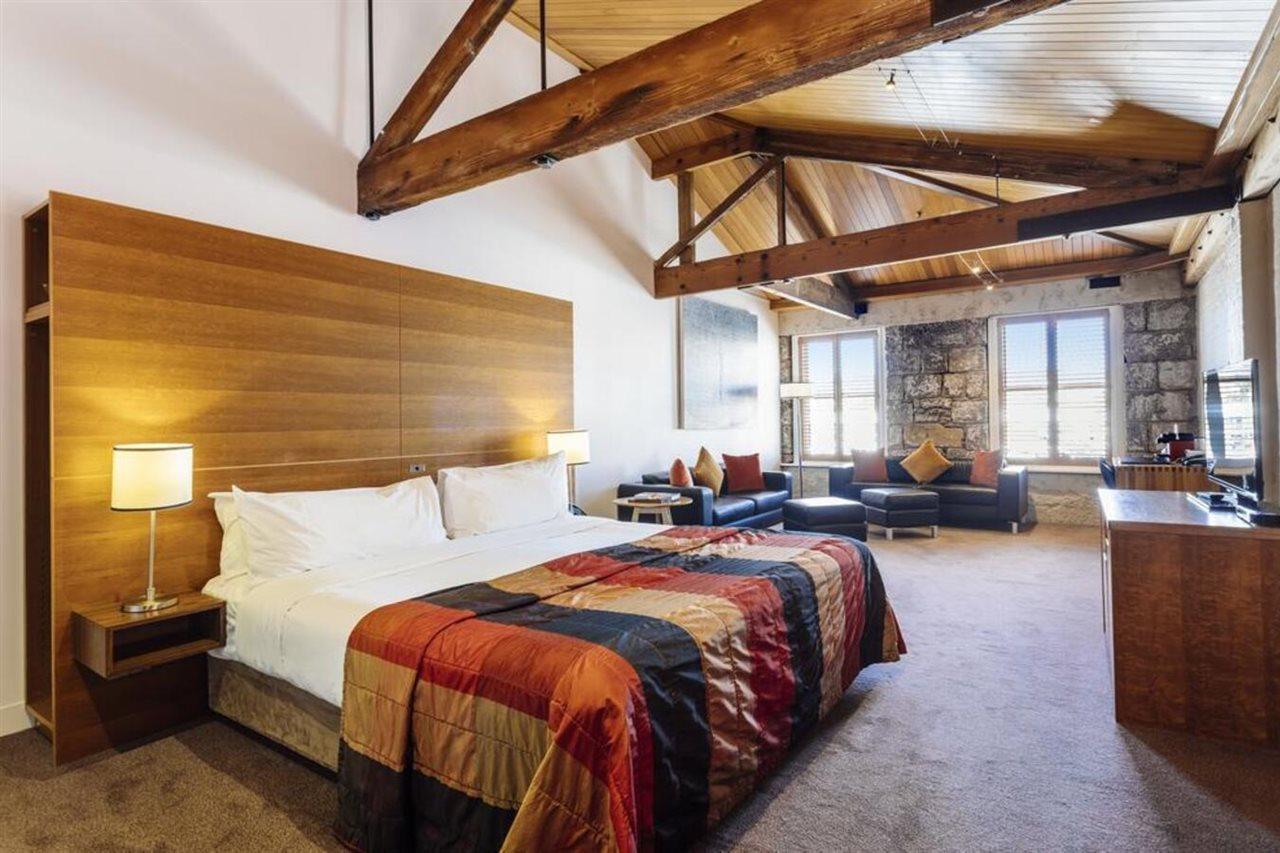 The Henry Jones Art Hotel Hobart Exterior foto A room at the hotel