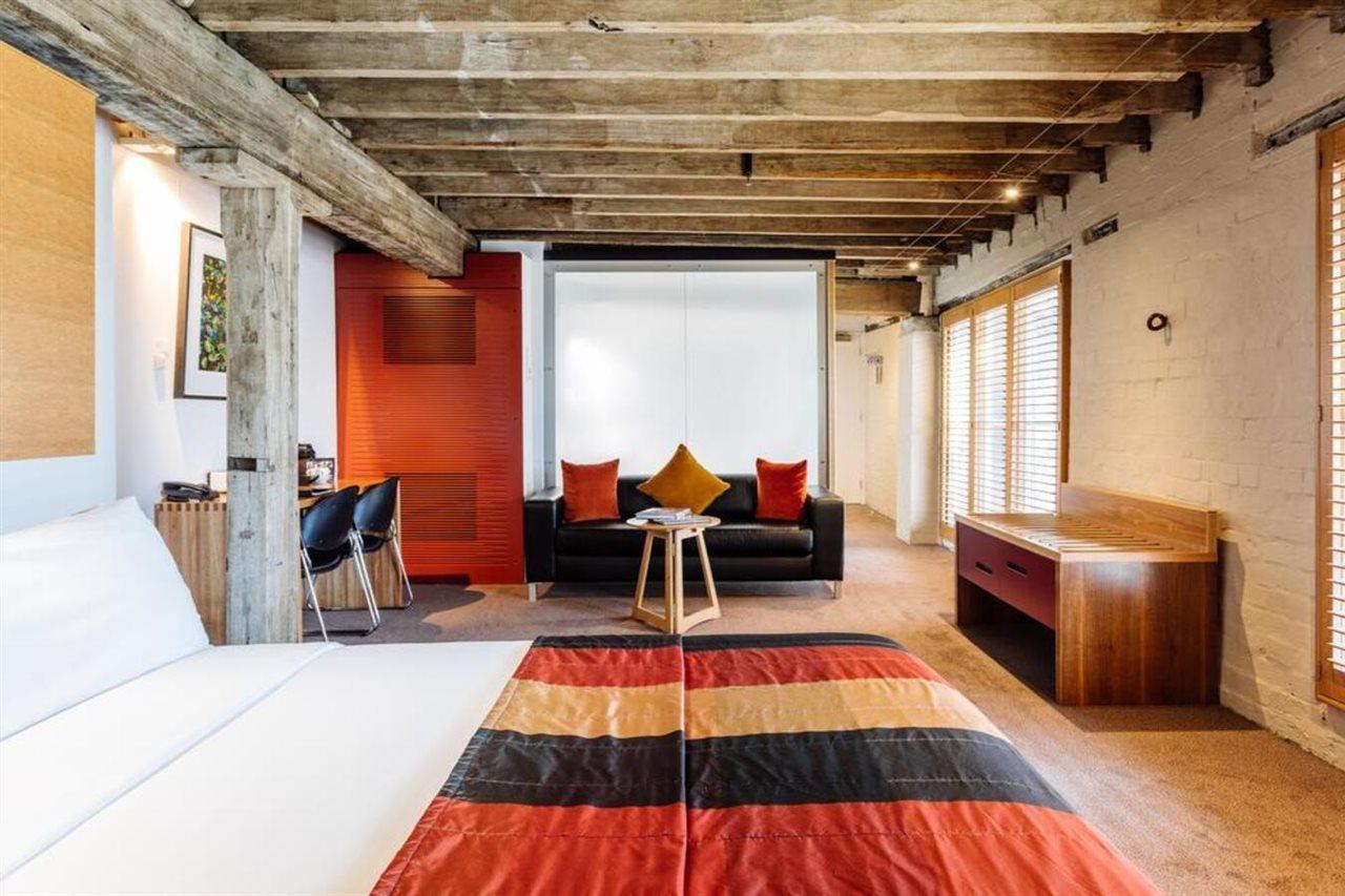 The Henry Jones Art Hotel Hobart Exterior foto The interior of a one-bedroom apartment at the hotel