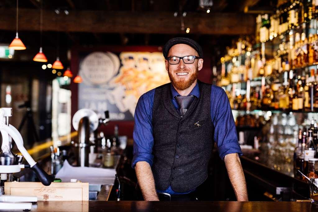 The Henry Jones Art Hotel Hobart Restaurant foto A bartender at work