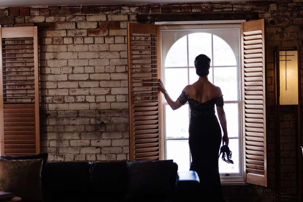 The Henry Jones Art Hotel Hobart Ausstattung foto A woman in a dress