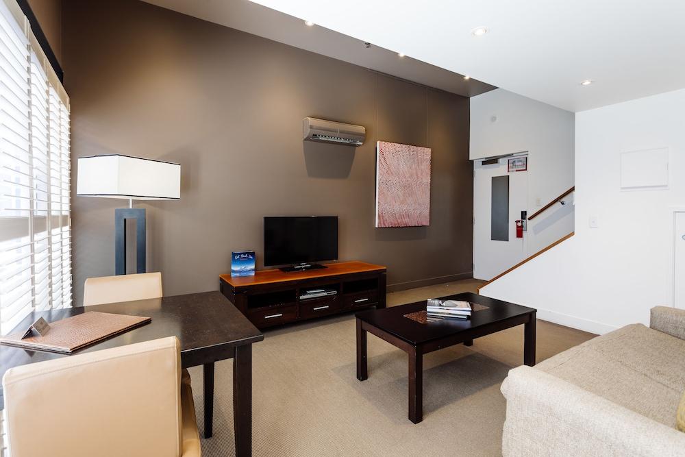 The Henry Jones Art Hotel Hobart Exterior foto A living room in a typical apartment