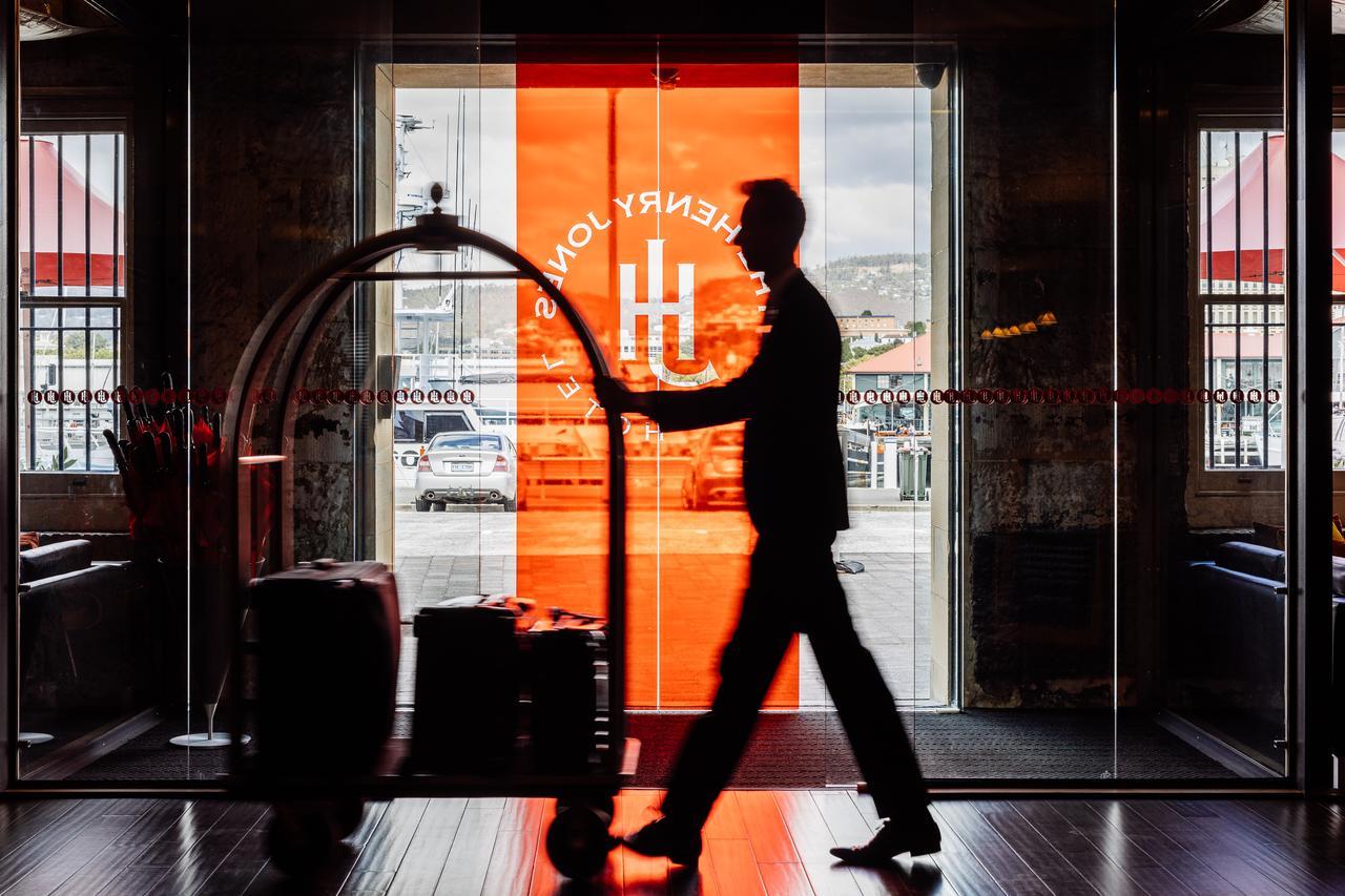 The Henry Jones Art Hotel Hobart Exterior foto A doorman at the entrance of a hotel