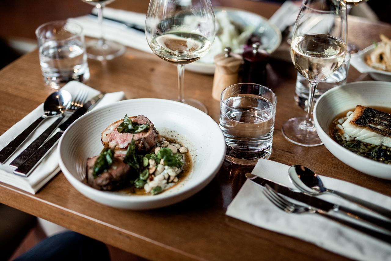 The Henry Jones Art Hotel Hobart Exterior foto Dishes at the restaurant